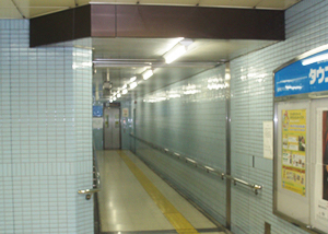 エレベーターを使って地上に出ます。